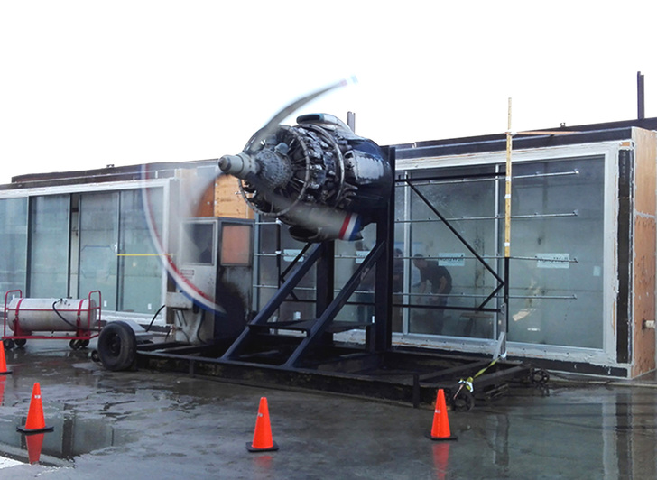 Prüfstand bei Fresno: Solarlux-Systeme im Hurrikan-Test; ein riesen Propeller schleudert Wasser auf die Glasflächen. - © Solarlux
