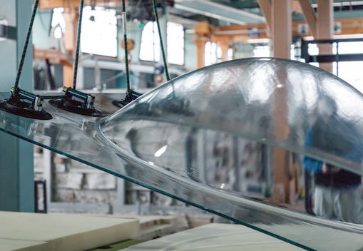 Dank modernster Technologien für gebogene und dreidimensionale Glasflächen sowie beim keramischen 3D-Druck präsentiert AGC außergewöhnlich Objekte in Mailand.