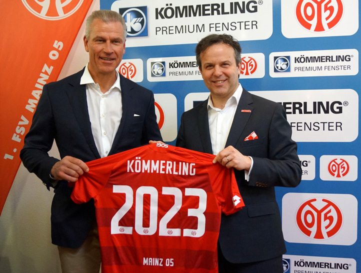 Dr. Peter Mrosik, Geschäftsführender Gesellschafter der profine GmbH, und Dr. Jan Lehmann, kaufmännischer Vorstand des 1. FSV Mainz 05, haben am 18. März 2019 den Vertrag zur Verlängerung der Partnerschaft unterzeichnet. - © profine
