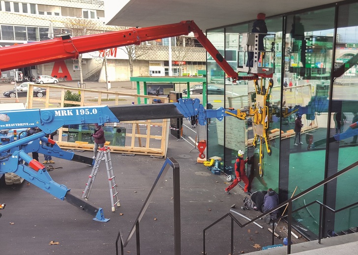 Hier bei der Montage der 1,5 t schweren Scheibe in Basel durch Heavydrive. - © Heavydrive
 Hier bei der Montage der 1,5 t schweren Scheibe in Basel durch Heavydrive.