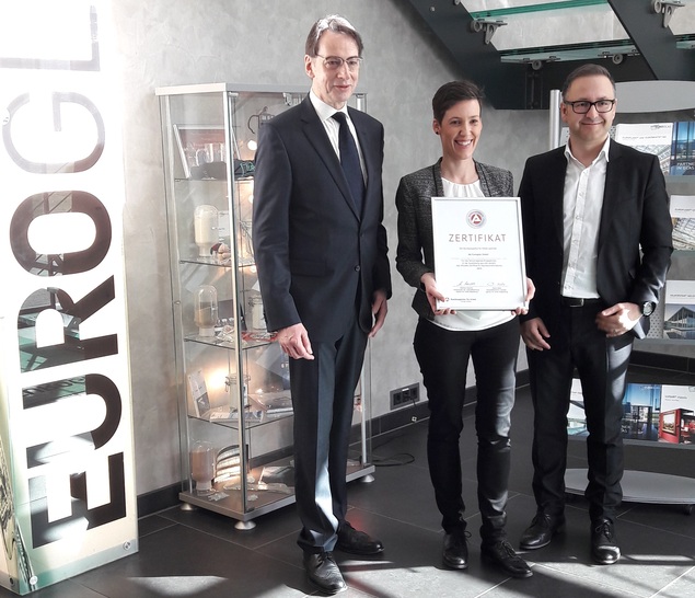 Der Geschäftsführer der Agentur für Arbeit, Matthias Kaschte (links), überreicht Euroglas- Geschäftsführer Christian Winter und Corinna Greb die Auszeichnung. - © Euroglas
