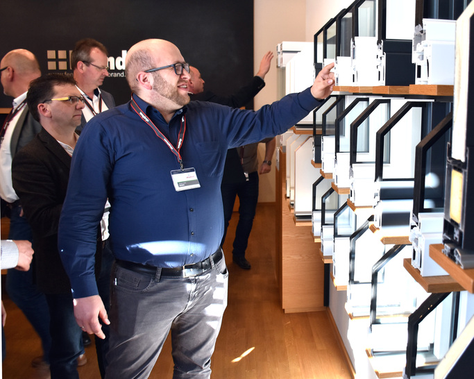 Anlässlich des aluplast Innovationstages hatten die rund 150 Tagungsteilnehmer die Gelegenheit, sich die Fertigung und auch den angrenzenden kleinen Schulungsraum genauer unter die Lupe zu nehmen.