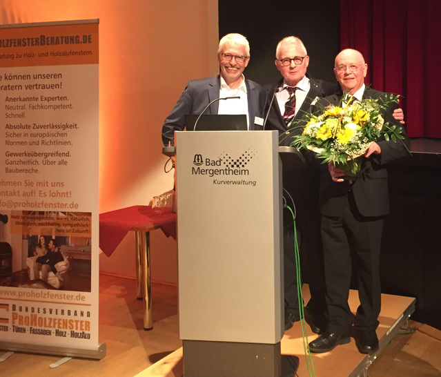 Rudi Walz wurde auf der Bühne die Ehrenmitgliedschaft verliehen. Rechts: BPH-Vorstand Eduard Appelhans. Links: Geschäftsführendes Vorstandsmitglied Heinz Blumenstein - © Daniel Mund / GLASWELT
