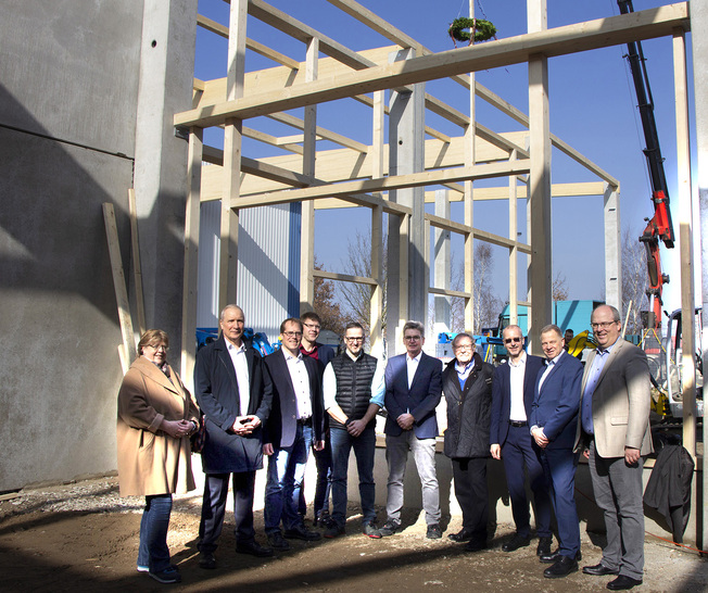Feierten den Fortschritt des neuen Bauabschnitts: V.l.n.r.: Simona Mieles (Betriebsratsvorsitzende), Günter Krohn (Geschäftsführer), Dr. Andreas Hohlfeld (Leiter Forschung, Entwicklung und Qualität), Frank Peters (Leiter Produktion), Peter Assmann (Leiter Fertigungssteuerung und Logistik), Reinhard Vogelei (Leiter Technische Großprojekte), Hans Bövers (Architekt des neuen Bauabschnitts), Thomas Konrad (Kaufmännischer Leiter), Markus Fehrmann (Vertriebsleiter Bauprodukte), Jörg Schmidt (Stadt Laatzen, Wirtschaftsförderung)