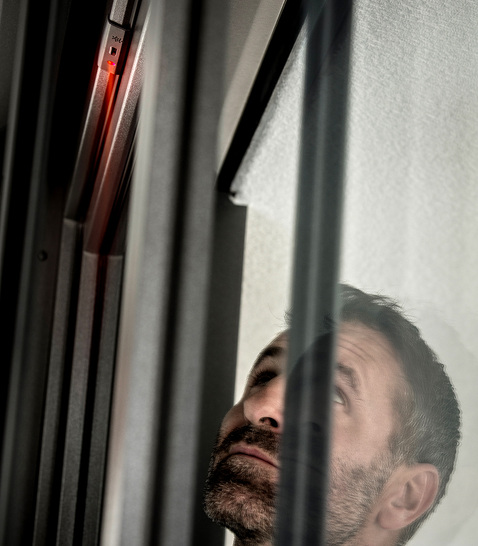 Das Einbruchpräventionssystem Smart Guard besitzt einen intelligenten Erkennungssensor, der potentielle Einbrecher registriert.