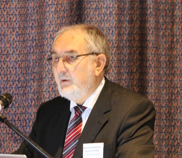 Dr. Steffen Spenke stellte auf den Wintergartentagen 2019 in Berlin die Tätigkeit des Bundesverbandes Wintergarten e.V. im vergangenen Jahr dar und skizzierte die Aufgaben für die Zukunft.