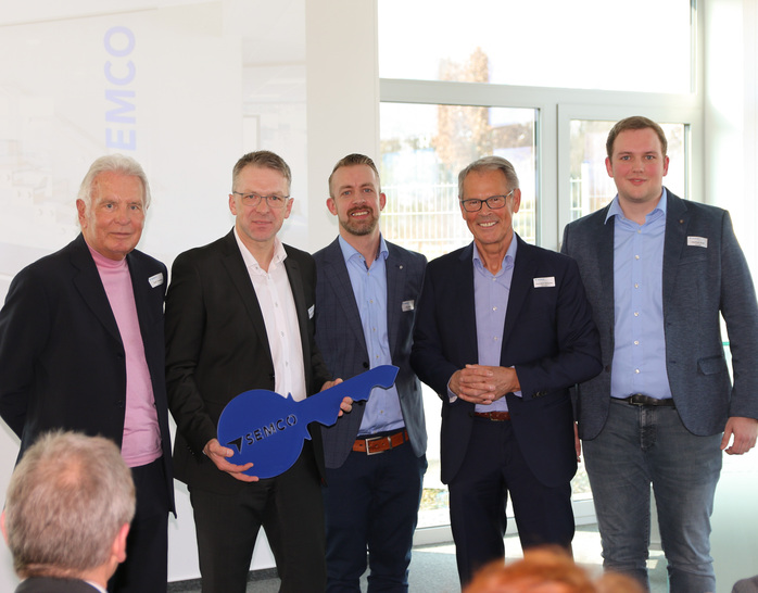 Schlüsselübergabe bei der Eröffnung von Semco Glasdesign in Bad Zwischenahn.