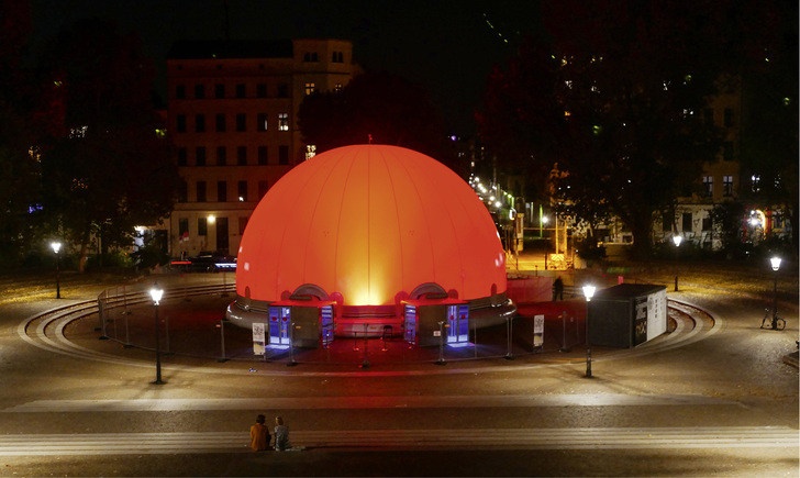 <p>
</p>

<p>
Der InfinityDome fasst bis zu 200 Personen und ist auf hohe Mobilität optimiert – standsicher zugelassen für Windlastzone 3. 
</p> - © Fotos und Zeichnungen: tat team GbR

