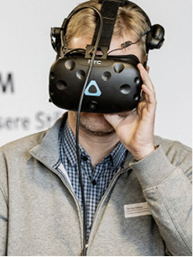 <p>
</p>

<p>
Mittels einer VR-Brille konnten die Kunden die Schnittstellenlösungen in der Planungsmethode BIM hautnah erleben.
</p> - © Foto: Rehau

