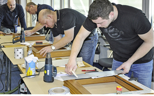 <p>
</p>

<p>
Im Seminar Folienreparatur am Headquarter in Türkheim wurden Schadensbilder analysiert und am kaschierten Fensterprofil behoben.
</p> - © Foto: Salamander Industrie-Produkte GmbH

