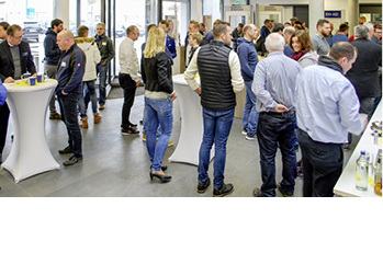 
Partnerschaftlicher Dialog auf Augenhöhe: German Windows nutzt seine „TEC Tagungen“ nicht nur zu Schulungszwecken, sondern auch zum Austausch mit den Fachhändlern.



