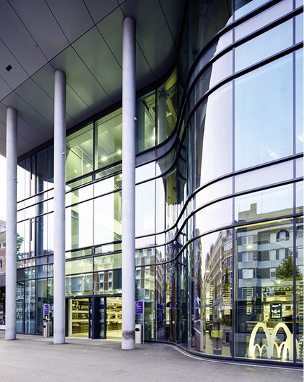 



Pfosten-Riegel-Fassaden aus Alu und Stahl bilden die Außenhaut des Neubaus. 
