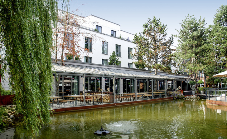 



Der Neubau des Wellings Parkhotels wurde im Bereich der Terrasse mit Glasüberdachung und Sonnenschutz ausgestattet.
