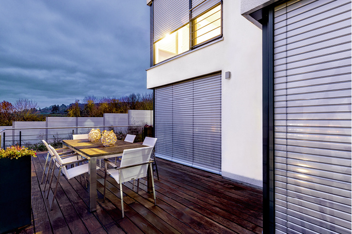 



Auch der Raffstore entwickelt sich mehr und mehr zum Multitalent und kann neben Sonnenschutz heute genauso gut das Thema Abdunklung erledigen, wenn er so wie die CDL Lamelle von Roma ausgeführt wird. 
