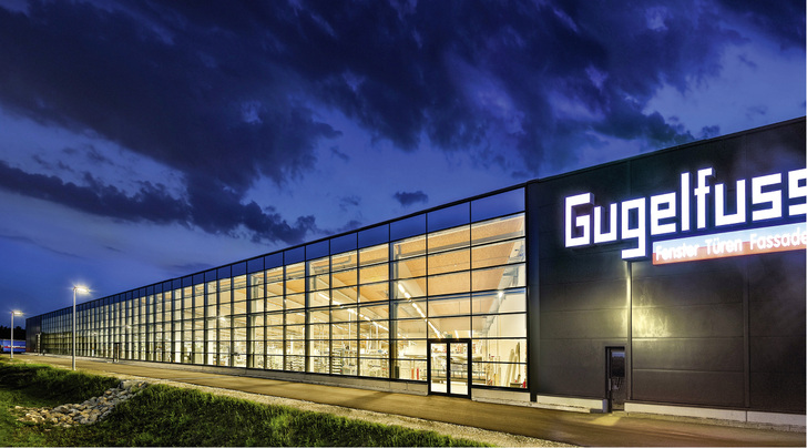 



Die großzügig verglaste Produktionshalle im Stammwerk Elchingen fasziniert mit ihrer Architektur und mehr noch mit ihrem Hightech-Innenleben. 
