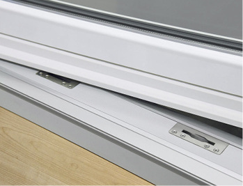 



Beim „NX“-Nullbarriere-System blockiert eine bis 300 kg rückdruckgesicherte Kreiszunge das Verschieben des Beschlages bei geschlossener Griffposition.
