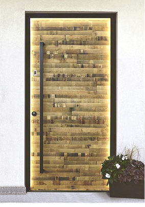 



Klassische Handwerkskunst modern interpretiert: Die Holzhaustür „Fasseiche“ von Kneer-Südfenster ist aus den Dauben alter Rotweinfässer individuell gefertigt. Der handgefertigte Stangengriff und die Rosette aus Schwarzstahl harmonieren perfekt mit den markanten Hölzern.
