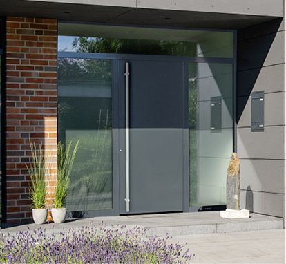 



ThermoPlan Hybrid: Sowohl von der Außen- als auch von der Innenseite sind das Türblatt und die Zarge flächenbündig.
