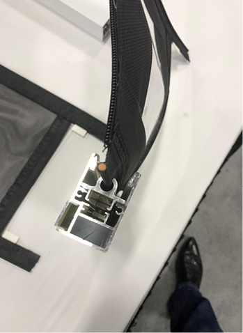 



Das über einen Keder seitensaumgeführte Tuch wird durch mehrere seitliche Magnete gespannt.
