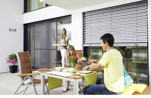 



Professioneller Insektenschutz fügt sich elegant in die Hausfassade ein und schützt zuverlässig und langjährig vor lästigen Plagegeistern.
