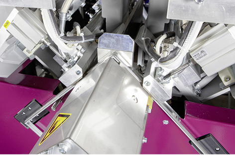 



Der Abstandhalterrahmen wird in der Füllanlage ARL-B45F von Lisec gebohrt, mit Trockenmittel gefüllt und dann geschlossen.
