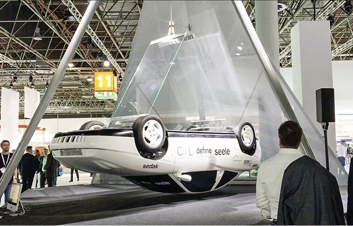 <p>
Das an Dünnglas hängende Auto war auf der glasstec 2018 einer der Besuchermagnete (l.).
</p>

<p>
</p> - © Foto: Matthias Rehberger

