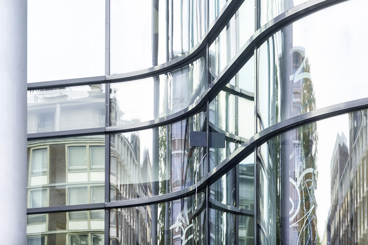 Die gläserne Wicona Fassade mit ihren gebogenen Glaselementen schafft eine fließende Optik in der Gebäudehülle und nimmt die Dynamik des Zugfahrens mit auf.