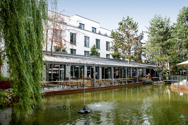 Der Neubau des Wellings Parkhotels wurde im Bereich der Terrasse mit Glasüberdachung und Sonnenschutz ausgestattet. Die 40 m lange Konstruktion besteht aus zwei unterschiedlich ­breiten Dächern. - © Weinor
