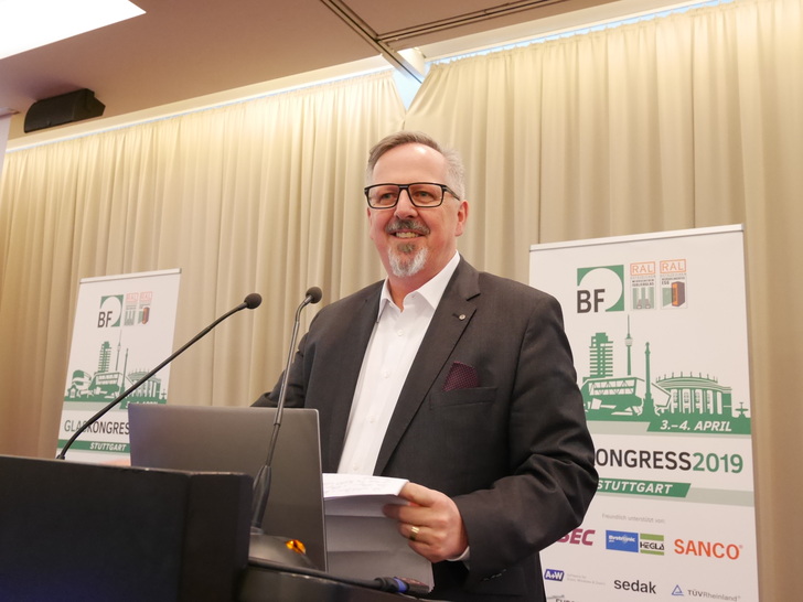 Der neue BF-Vorstandsvorsitzende Hans-Joachim Arnold nach seiner Wahl in Stuttgart - © Matthias Rehberger / GLASWELT
