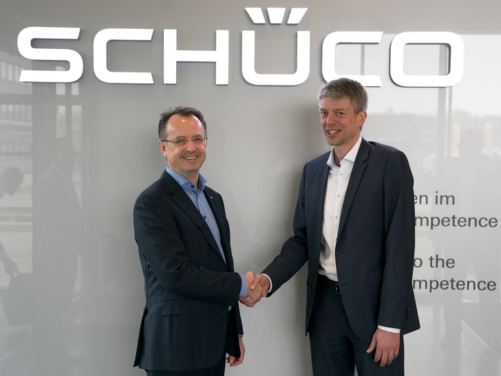 v. l.: Dr. Walter Stadlbauer, CTO und COO der Schüco International KG, und Michael Otto, Chief Regional Officer Germany bei KUKA, freuen sich über die zukünftige Zusammenarbeit. - © Schüco
