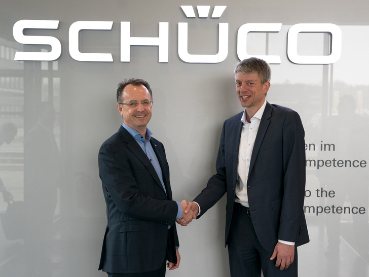 v. l.: Dr. Walter Stadlbauer, CTO und COO der Schüco International KG, und Michael Otto, Chief Regional Officer Germany bei KUKA, freuen sich über die zukünftige Zusammenarbeit.