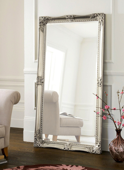 Fenzi baut sein Sortiment an chemischen Produkten für die Glasversilberung aus und erweitert dazu Produktion und Forschung.