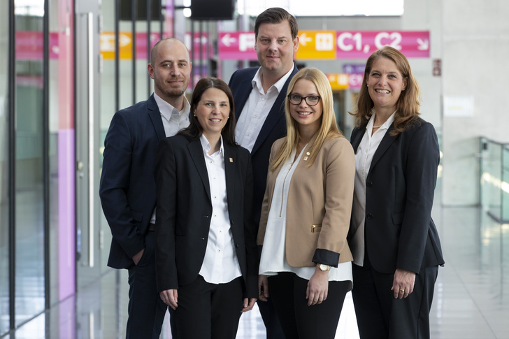 Das R+T Stuttgart Team (v.l.n.r.): Philipp Götz (Senior Projektreferent), Melanie Brenner (Senior Projektleiterin), Sebastian Schmid (Abteilungsleiter Technologie), Vanessa Kunz (Kommunikationsleiterin), Ina Fröhlich (Projektreferentin)