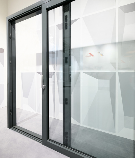 Hoch dichte und RC 2-taugliche Schiebesysteme können mit “Roto Patio Inowa“ gefertigt werden. Dieses auf der BAU 2019 in München vorgestellte Parallelabstellschiebe-System eines südeuropäischen Aluminium-Profilherstellers hat die entsprechende Prüfung kürzlich bestanden.