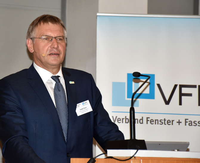 VFF Präsident Detlef Timm auf dem letzten Jahreskongress in Ulm. - © Daniel Mund / GLASWELT
