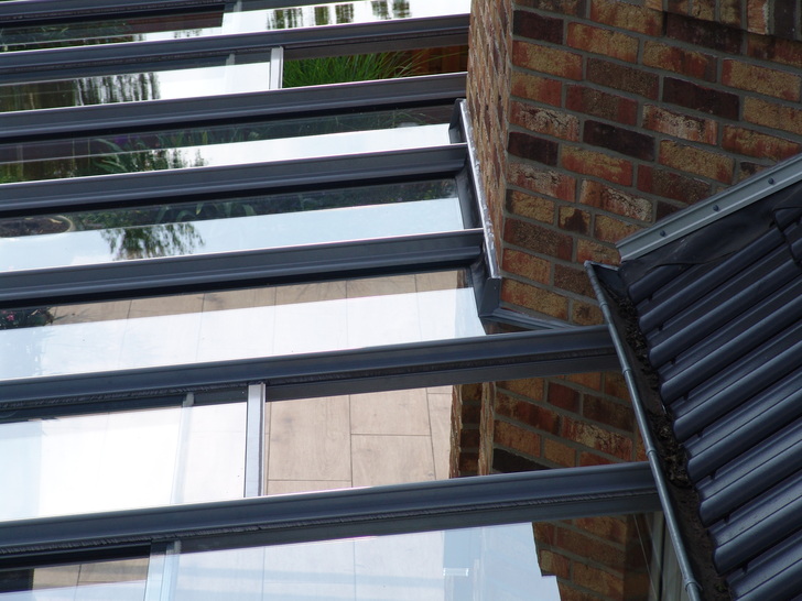 Einfache und komfortable Lösung für die Abfuhr von Stauluft: Das Dachschiebefenster von TS Aluminium kann bequem manuell betrieben werden. - © TS Aluminium
