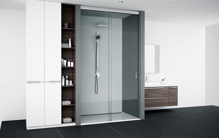 Das Schiebetürduschsystem SF 740 Premium lässt sich vielfältig einbauen, u.a. sind Nischen-, Eck- und U-Kabinen realisierbar sowie auch Montagen auf Badewannen.