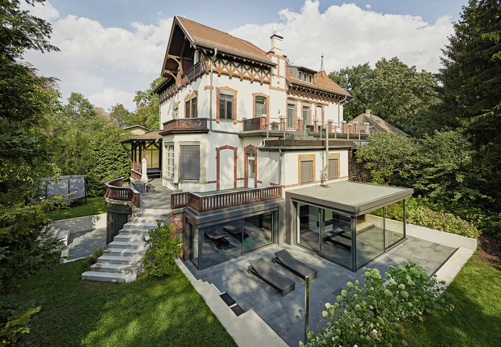 Eine Symbiose aus Alt und Neu — die historische Villa verschmilzt mit der modernen Wellness-Oase im Souterrain. - © Solarlux
