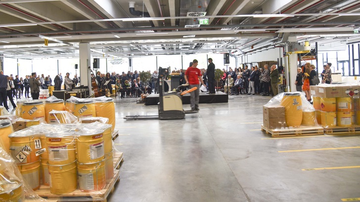 Mehr als 200 Ehrengäste verfolgten die Einweihungsfeierlichkeiten — bei vollem Betrieb im Logistikzentrum! - © Adler-Werk
