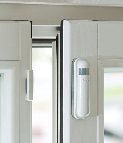 Der devolo Home Control Tür- und Fensterkontakt ist für die Installation an Türen, Fenstern und Schubladen jeder Art geeignet. - © devolo
