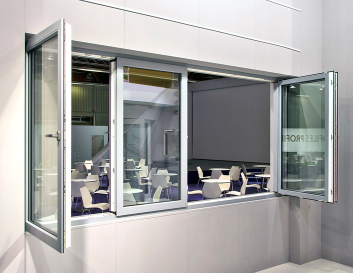 PremiFold 76 ist eine innovative Dreh-Schiebeanlage für Fenster und Türen, die bei ganz speziellen Anwendungen wie beispielsweise bei sehr großen Öffnungen zum Einsatz kommen kann.