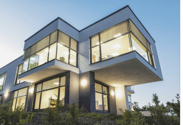 



Automatisch gesteuert oder ganz nach Belieben der Mitarbeiter, jeder Arbeitsplatz kann lichttechnisch individuell mit dem Raffstore als Sicht- und Sonnenschutz gestaltet werden. 
