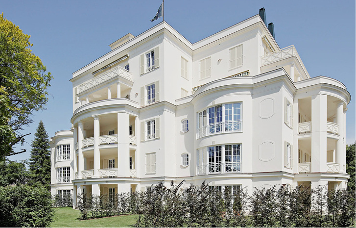 



Der Klassiker: Traditionelle Gebäude verlangen traditionelle Lösungen wie den Klappladen. Unscheinbar oder als Farbtupfer obliegt dabei dem Bauherren oder Architekten. Farben und Oberflächenstrukturen gibt es reichlich.
