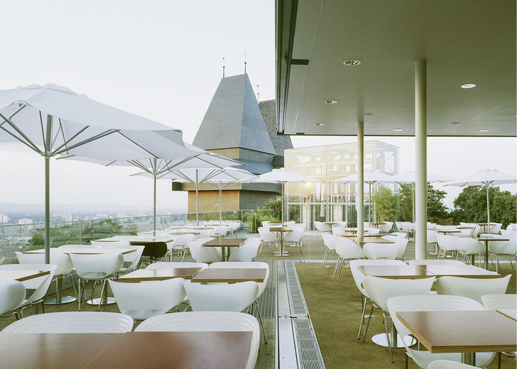 
Auf Knopfdruck gleiten Hirt swiss descending windows geräuschlos nach unten und öffnen den Raum auf unvergleichliche Weise.



