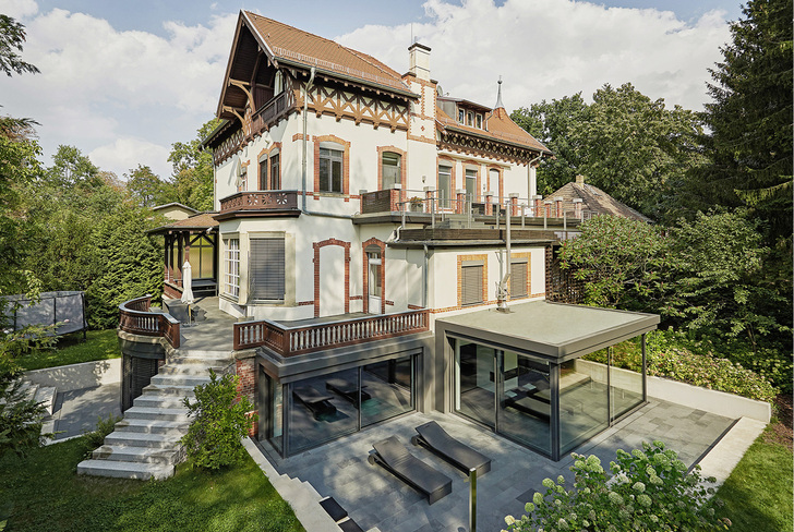 



Eine Symbiose aus Alt und Neu – die historische Villa verschmilzt mit der modernen Wellness-Oase im Souterrain.
