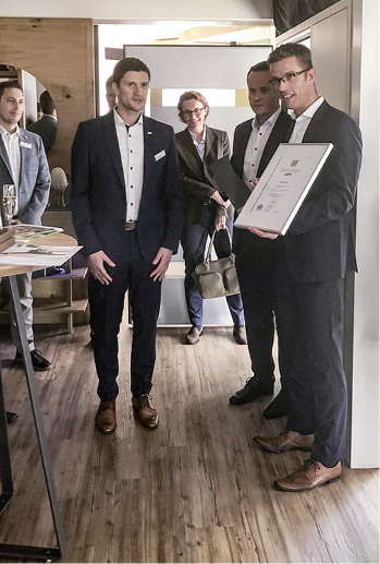 <p>
</p>

<p>
Loxone Deutschland Chef Manuel Nader (l.) überreicht die erste Flagship Urkunde für Deutschland.
</p> - © Foto: Olaf Vögele

