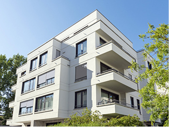 
Öffnungen in Rettungswegen müssen im Lichten Maß mindestens 0,90 m × 1,20 m groß und nicht höher als 1,20 m über der Fußbodenoberkante angeordnet sein.



