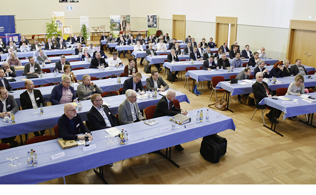 <p>
Am 21. März kehrte nun der Verband zur Gründungsregion zurück: Rund 140 Teilnehmer kamen im großen Kursaal in Bad Mergentheim zusammen.
</p>

<p>
</p> - © Foto: Daniel Mund / GLASWELT

