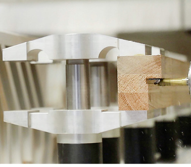 



Die Centateq S-800/900 profiliert die Fenstereinzelteile mit dem bereits eingebrachten Klebeband. Mit einem Fräser wird das Band auf das Endmaß abgelängt.
