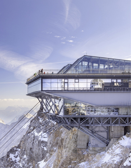 <p>
</p>

<p>
Die spektakuläre Bergstation der Seilbahn auf der Zugspitze bietet von der Gipfelterrasse grandiose Ausblicke in die umgebende Bergwelt. 
</p> - © Foto: Vetrotech Saint-Gobain, Fotograf: Christoph Seelbach

